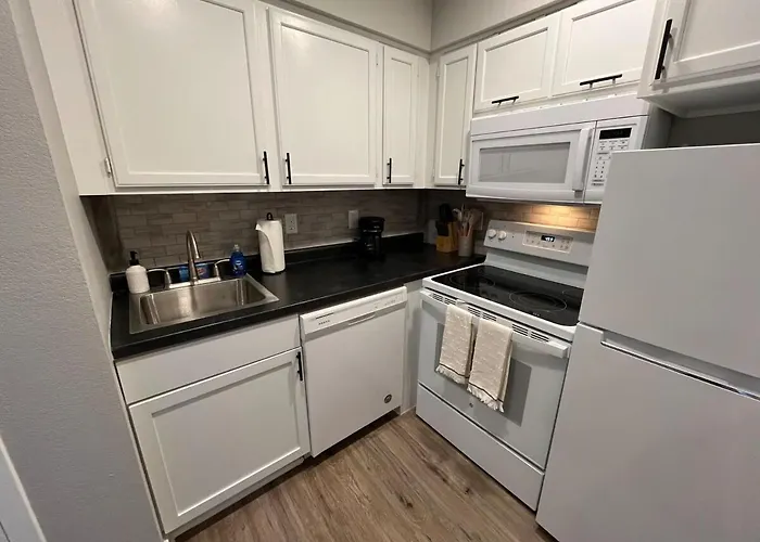 Aksarben 1 Bedroom-Close To I-80