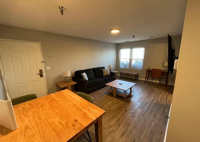 Aksarben 1 Bedroom-Close To I-80
